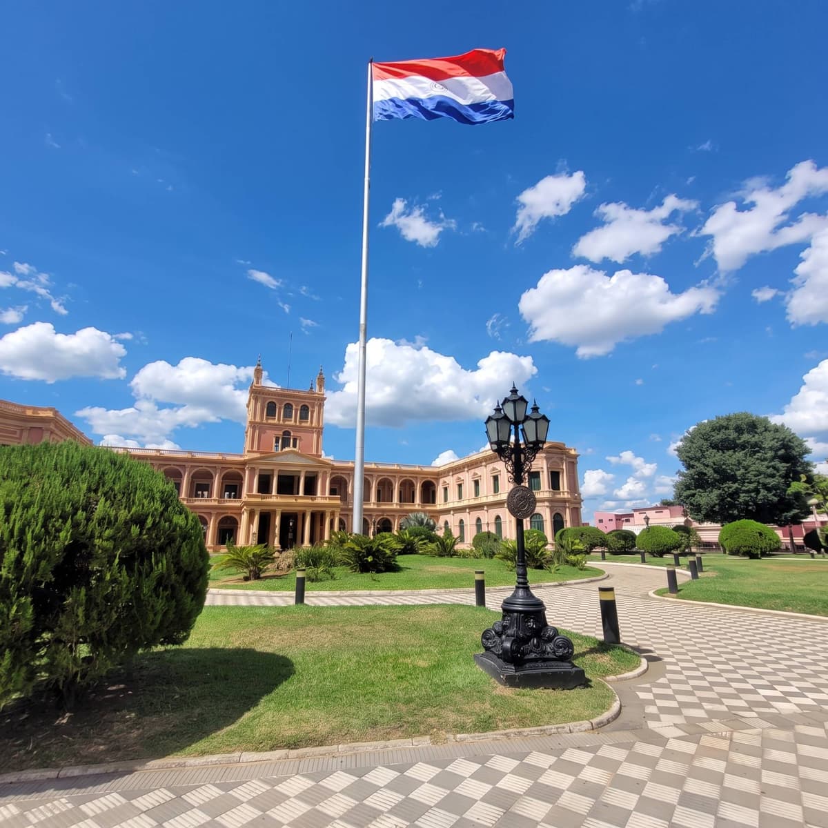 Palacio de López con la bandera paraguaya ondeando, Asunción